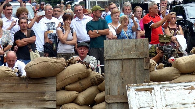 Wielka barykada powstańcza stanęła przed buskim Oblęgorkiem - to scena z sierpniowego spektaklu "Powstanie Warszawskie".