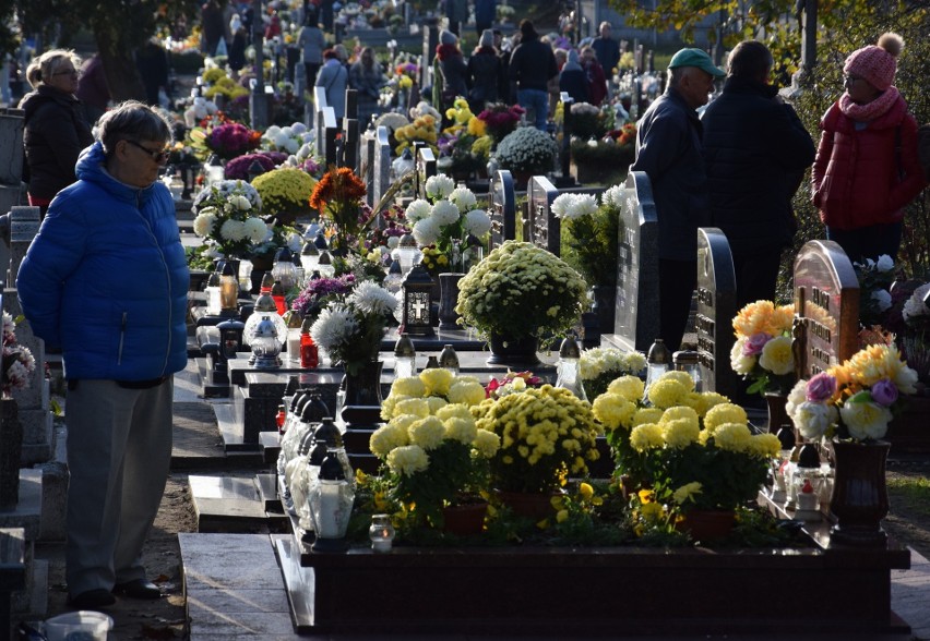 Kędzierzynianie odwiedzają miejskie nekropolie. Groby na Kuźniczce mogło dziś odwiedzić nawet kilkadziesiąt tysięcy osób