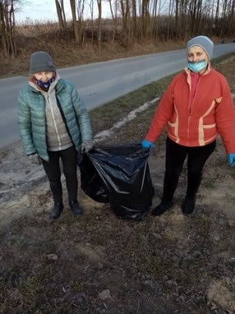 Wiosenne porządki w Gorzyczanach. Mieszkańcy zebrali sporo śmieci. Sprzątały gospodynie i strażacy. Zobaczcie zdjęcia