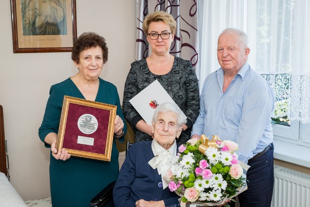 Pani Władysława Urban w tym roku obchodzić będzie 107 lat. Nestorka cieszy się dobrym zdrowiem i nadal... czyta bez okularów. Dostała od marszałka medal Unitas Durat