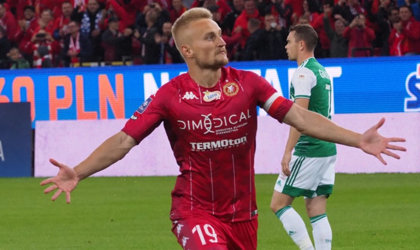 Piłkarze Widzewa wypełniają formularze przed meczem z Legią i co piszą?