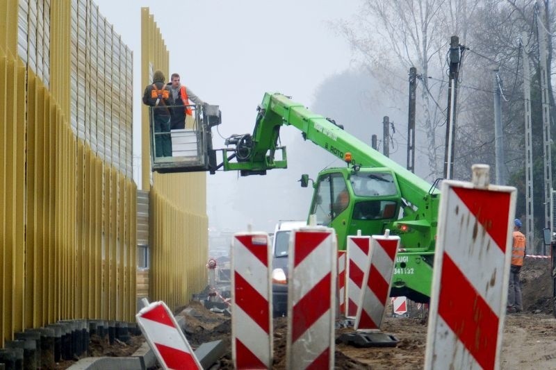 Ul. Ciołkowskiego: Zbliża się kolejny termin. Ulica ma być gotowa w piątek (zdjęcia)