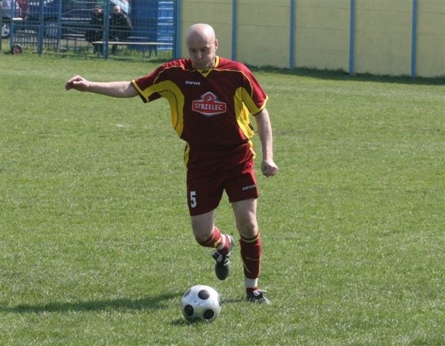 Piłkarze Naprzodu Jędrzejów (na zdjęciu Tomasz Dudek) zostają w trzeciej lidze.