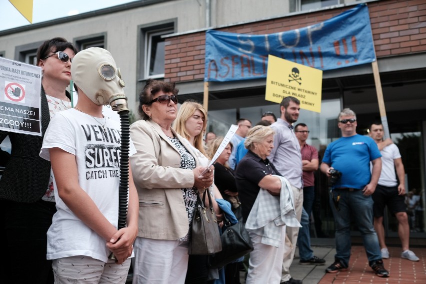 Mieszkańcy Dąbrowy i okolic protestowali przed Urzędem Gminy...
