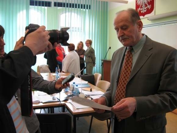 Wiceprzewodniczący rady miasta na łuku drogi wyprzedzał na podwójnej ciągłej. Jechał przy tym z prędkością 173 km na godzinę (przy dopuszczonej 90 km na godzinę)...pijany.