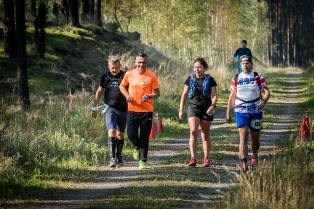 Niedzielny Maraton Puszczy Bydgoskiej odbył się na dystansie 21+, 42+ i 60 +. Oto zdjęcia z tego emocjonującego biegu. Znajdziecie siebie na fotkach Tomka Czachorowskiego?