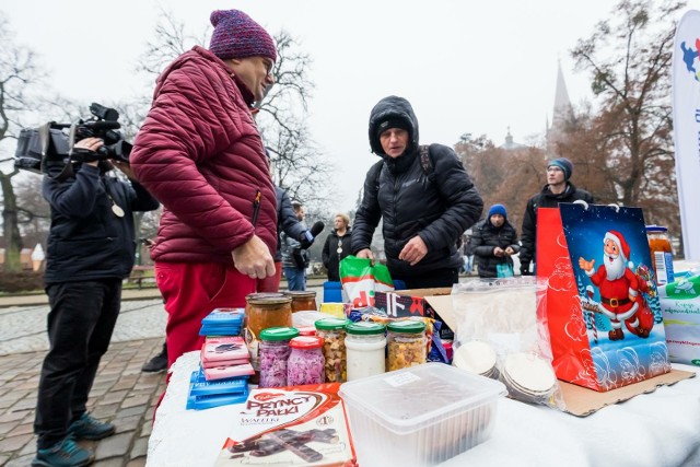 "Ciepło serca w słoiku" to akcja, która ma na celu zapewnienie w święta ciepłego posiłku potrzebującym, ale też niesie ze sobą ważne przesłanie, by nie marnować jedzenia, lecz dzielić się nim z innymi.