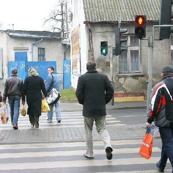 Na usta ciśnie się pytanie. Skoro do czasu  modernizacji, światła kierowały ruchem  sprawnie, to po co ktoś próbował to "ulepszyć"?  Niestety, w GDDKiA nie potrafiono nam na nie  odpowiedzieć.