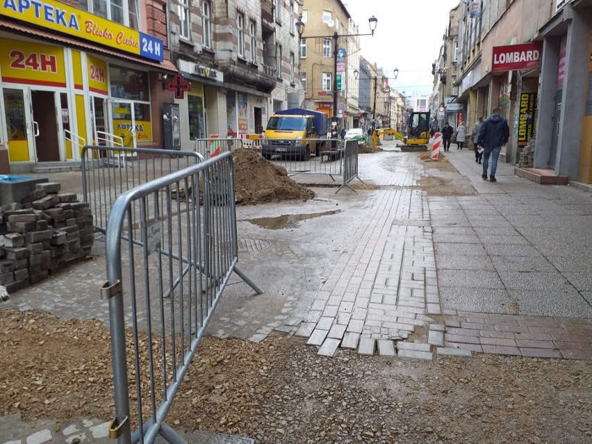 W Bytomiu na ul. Dworcowej wciąż trwa przebudowa gazociągu....