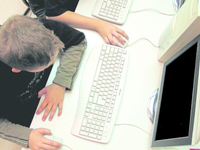 Szkolna cyberprzemoc pojawia się najczęściej w ostatnich klasach szkoły podstawowej. Swoją szczytową formę ma natomiast w gimnazjach, by potem przenieść na portale społecznościowe