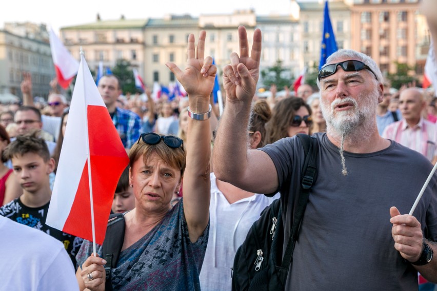 Kraków. Manifestacja KOD na Rynku Głównym w obronie...