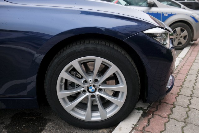 Policjanci z wydziału ruchu drogowego przemyskiej komendy policji, mają do dyspozycji nowy nieoznakowany radiowóz BMW 330i XDrive. Samochód ten zastąpił opla insignię, który trafił do innej jednostki na terenie Podkarpacia.Według danych producenta, nowy radiowóz przyspiesza do 100 km/h w zaledwie 6 sekund. Prędkość maksymalna to 250 km/h. BMW 330i xDrive wyposażono w dwulitrowy doładowany silnik benzynowy o mocy ok. 250 KM (350 Nm). Do tego napęd 4x4 i skrzynia automatyczna. BMW wyposażone jest w wideorejestrator videorapid 2A firmy Zurad.Zobacz także: Złodziej uciekał przed policją. Wpadł pod samochód, który ukradł