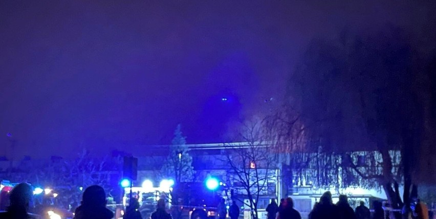 Pożar budynku mieszkalnego w Pniewach. Kilkanaście zastępów strażaków w akcji [ZDJĘCIA]