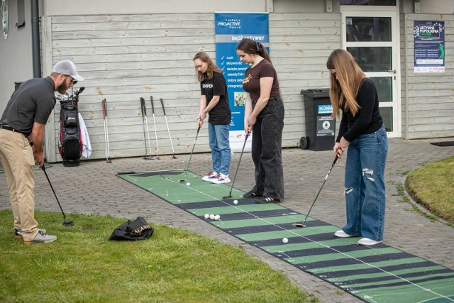 Poniedziałkowe zajęcia golfowe w ramach Aktywnego popołudnia. Dziś kolejne grupy mają okazję do poznania golfa przy ul. Marczukowskiej 10e