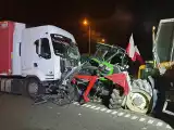 Ciężarówka zniszczyła trzy ciągniki blokujące S5. Spektakularna akcja rolników
