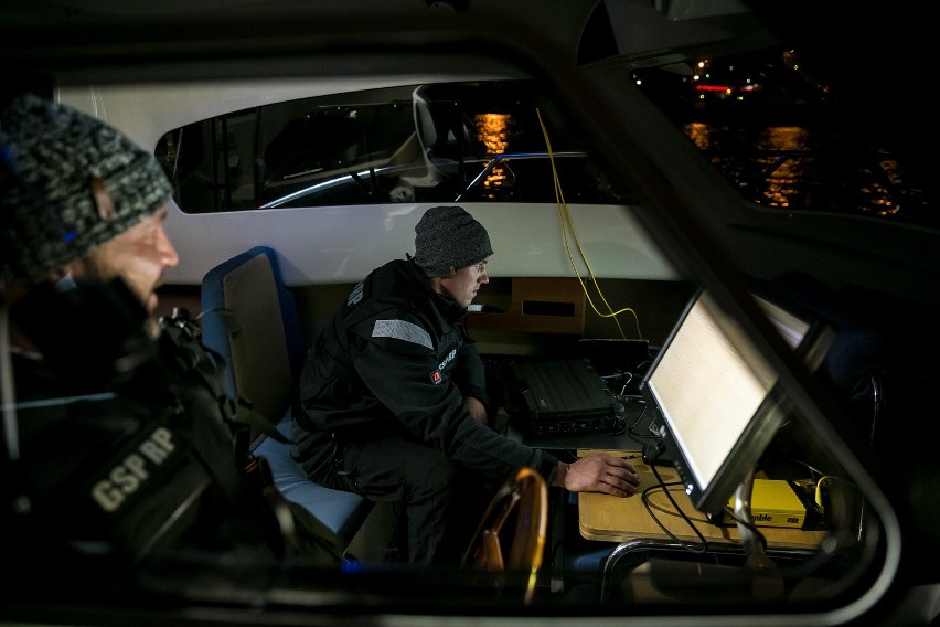 Nocne poszukiwania na Wiśle. Policja szuka śladów zabójstwa Katarzyny Z. [ZDJĘCIA, WIDEO]