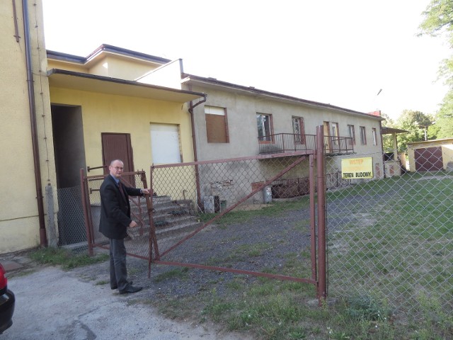 - Od lat sala czeka na remont. Na razie zabezpieczyliśmy dach - mówi Arkadiusz Gralak (na zdjęciu), dyrektor MCK