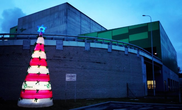 Przed Zakładem Termicznego Przekształcania Odpadów Komunalnych w Bydgoszczy pojawiła się choinka, którą zbudowano z ok. 1200 plastikowych butelek PET. - Ubiegłoroczne "drzewko" cieszyło się wyjątkowo dużą popularnością. Daliśmy mu "kolejne życie", a znamy się na recyklingu i upcyklingu - informuje ProNatura. Choinka ma ponad siedem metrów wysokości. W tym przypadku pytanie: "żywa, czy sztuczna choinka" nabiera zupełnie innego znaczenia... - To już czwarta choinka i za każdym razem inna, ale butelki wciąż te same. Recykling w klasycznej postaci - mówi Sławomir Piotrowski z organizacji Sławek i Przyjaciele, która zbudowała wyjątkowe drzewko.➤➤ Zobaczcie zdjęcia ➤➤"FLESZ. Świąteczny catering"