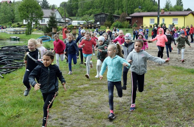 W Słosinku odbyły się wiosenne biegi przełajowe zorganizowane przez Szkołę Podstawową w Słosinku oraz Ośrodek Sportu i Rekreacji w Miastku. Rywalizowali w nich uczniowie klas 1-8 szkół podstawowych z gminy Miastko. Drużynowo najlepsza okazał się SP nr 2 w Miastku – 775 pkt., przed SP nr 3 w Miastku – 694 pkt. i SP w Dretyniu – 528 pkt. Biegali także uczniowie SP nr 1 w Miastku, SP w Kamnicy, SP w Świerznie, SP w Słosinku i SP w Wałdowie.