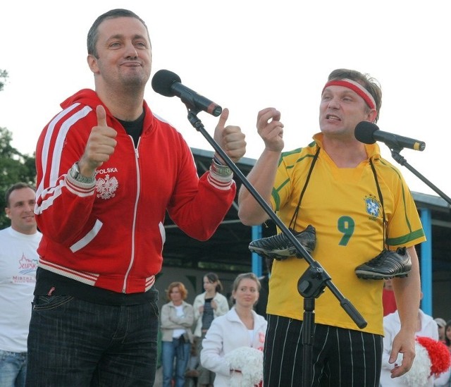 Dariusz Gatniejewski (z lewej) i Grzegorz Gurłacz podczas skeczu o piłkarzach. 