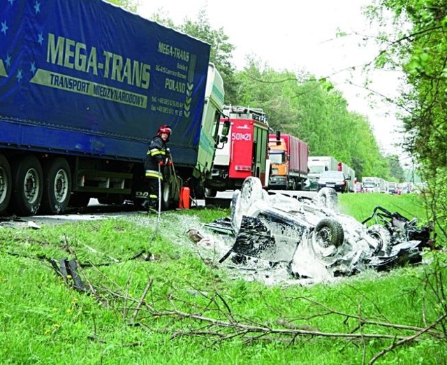Opel prawdopodobnie chciał wyprzedzić jadący przed nim pojazd. Manewr na drodze się nie udał. 27-letnia pasażerka astry zginęła na miejscu.
