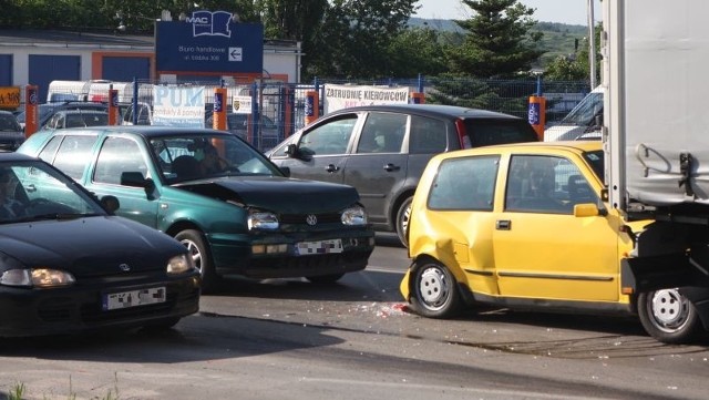 Rozbite samochody powodowały zator dla samochodów jadących w kierunku centrum Kielc.