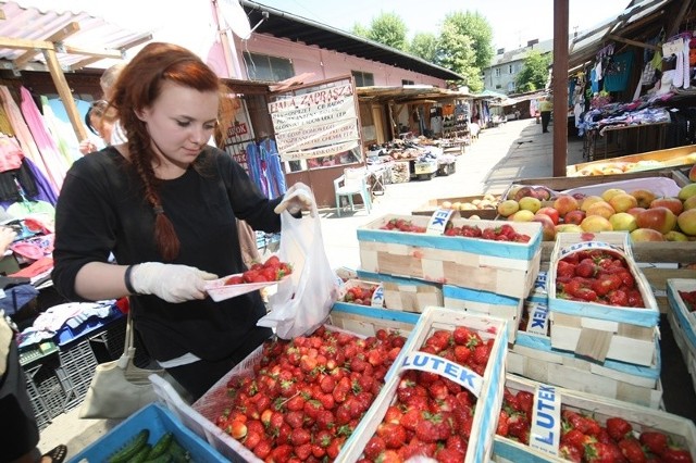 Truskawkowe żniwa w regionie słupskim rozpoczęte Na targowiskach truskawek nie brakuje. Na zdjęciu: owoce na targowisku przy ul. Wileńskiej w Słupsku.