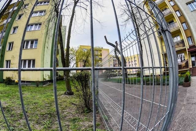 Niektóre bloki przy ul. Białogardzkiej zostały ogrodzone - na szczęście, płoty nie przeszkadzają pieszym