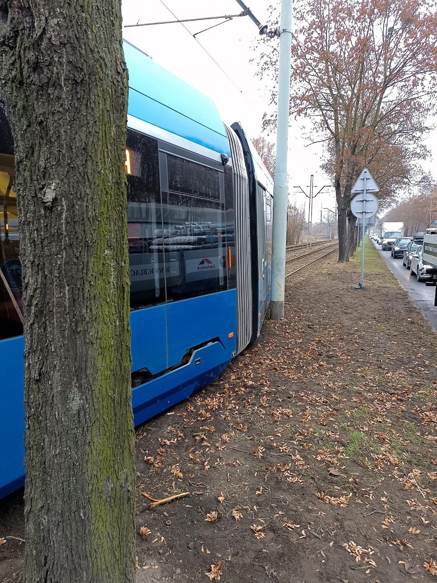 Tramwaj jadący w stronę świeżo wyremontowanego torowiska...