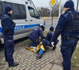 Policjanci pomogli mężczyźnie, który na ul. Drewnowskiej stracił przytomność i upadł na chodnik