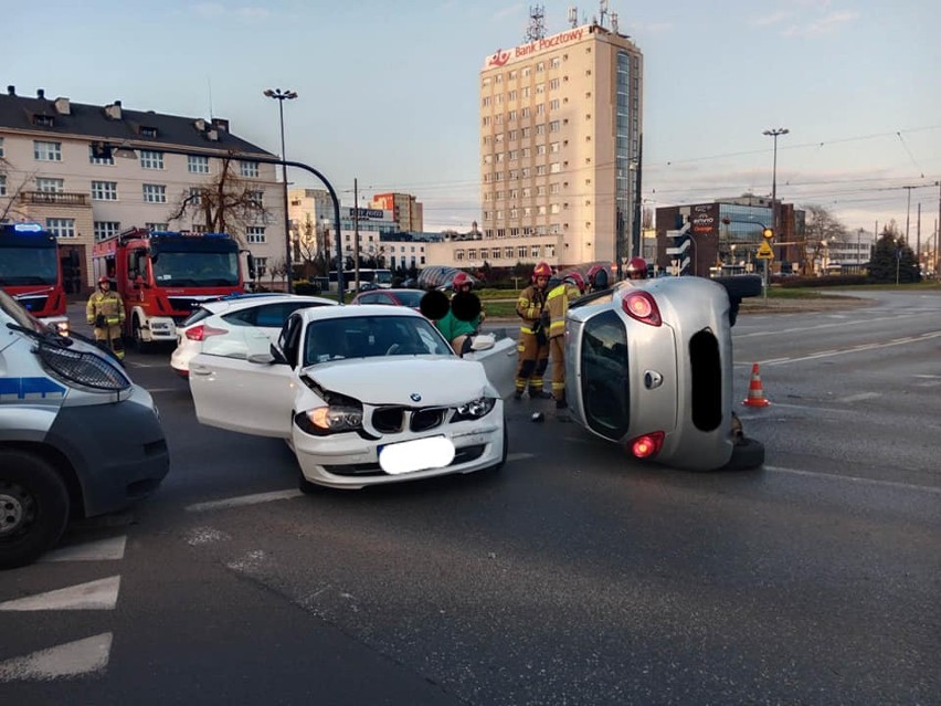 Zderzenie dwóch samochodów osobowych na Rondzie Jagiellonów.