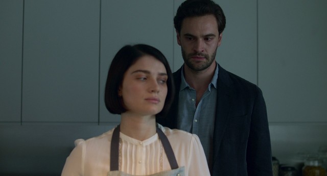 Eve Hewson, córka Bono z U2 jest gwiazdą nowego serialu Netflix pt. "Co kryją jej oczy".Fot. Netflix