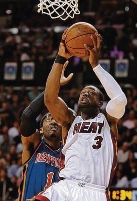 Dwyane Wade (Miami Heat) i Amar'e Stoudemire (Knicks) Fot. PAP/EPA/Rhona Wise