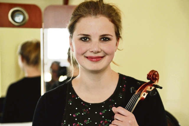 W roli Danusi zobaczymy Julię Sobiesiak. Czy aktorka, absolwentka szkoły muzycznej w klasie skrzypiec, zagra na lutni?
