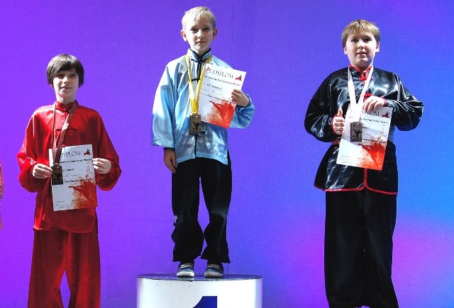 Wit Kłuskiewicz (w środku) zdobył dwa złote medale dla Buskiego Klubu Kung-Fu Yantai, podczas XXI Międzynarodowego Pucharu Polski Wushu. Marcin Juszczyk (z lewej) wywalczył „złoto” i „brąz”.