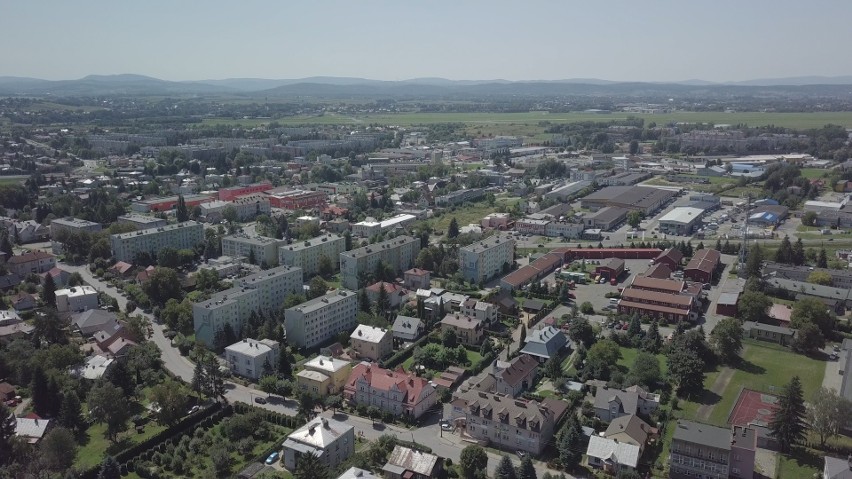 Zobacz osiedle Południe w Krośnie z drona. Znajduje się tu Muzeum Podkarpackich Pól Bitewnych i Muzeum Misyjne [PODNIEBNE KROSNO ODC. 4]