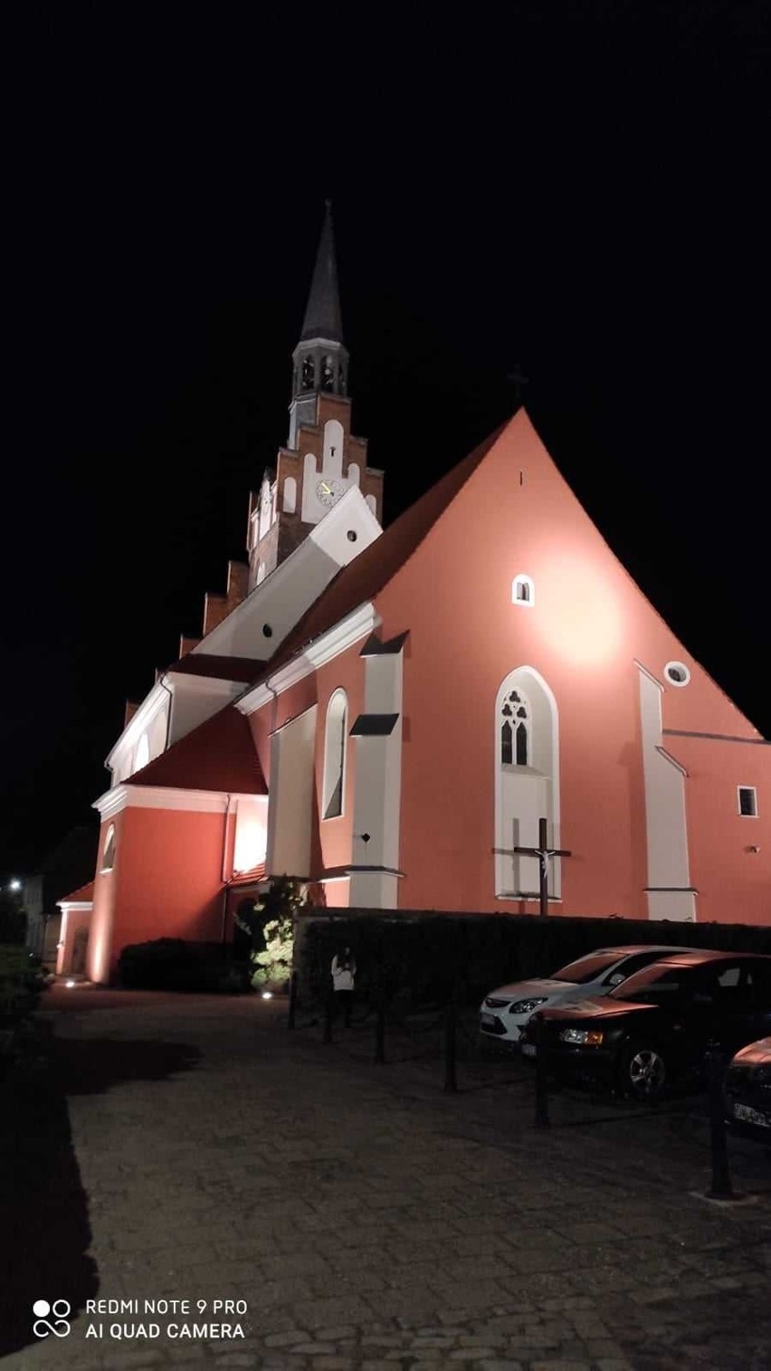 Po zmroku kościół w Niemodlinie jest oświetlany.