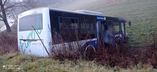 W Skawinie w Wigilię autobus MPK zsunął się z nasypu