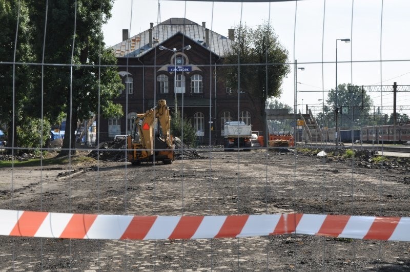 Na drodze prowadzącej z ul. Wołczyńskiej do dworca ustawione...