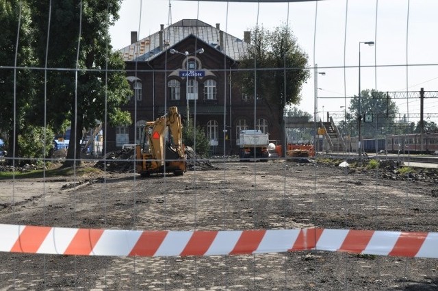 Na drodze prowadzącej z ul. Wołczyńskiej do dworca ustawione zostały kraty.