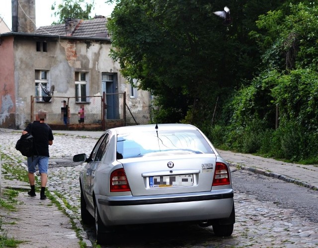 Ulica Lubelska. Po prawej zarośla, w których ukryte jest zejście w kierunku Doliny i Nakielskiej. Codziennie dziesiątki osób skracają sobie tędy drogę. Pedofil miał czaić się właśnie w tych krzakach.