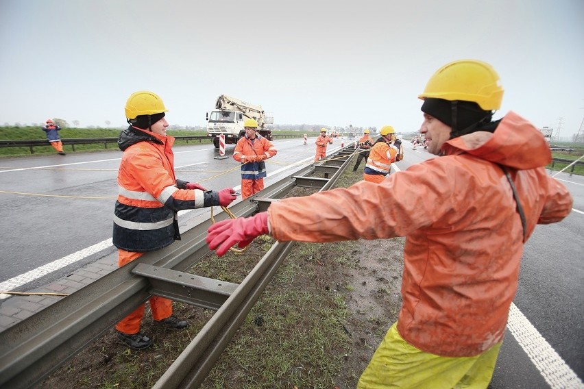 Autostrada A4 zamknięta na czas przeciągania nad jezdnią...