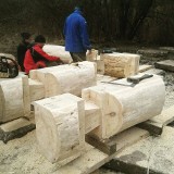 Chatka Puchatka w Bieszczadach. Drewniana konstrukcja schroniska jest przygotowywana w Wetlinie [ZDJĘCIA]