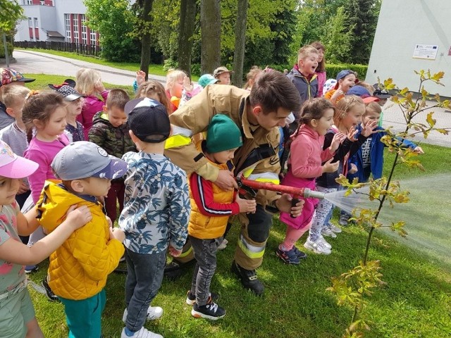 W ramach zajęć "Poznajemy zawody naszych rodziców" dzieci z przedszkola w Wodzisławiu spotkały się ze strażakami.