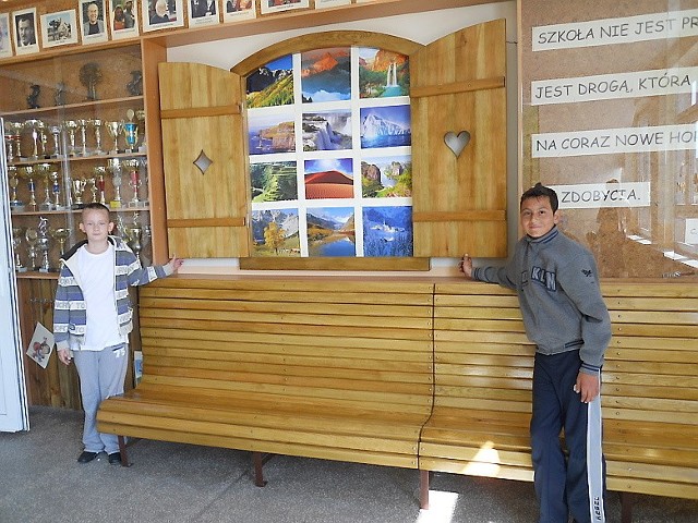 Marcin Śmieszny (z lewej) i Krystian Wilkowski prezentują "Okno na świat&#8221;, wizytówkę szkoły pod nowym patronatem.