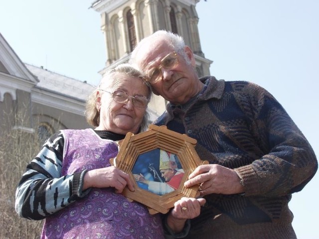 73-letnia Stepanka Kocubova i jej mąż, 75-letni Tadeusz, mieszkają u stóp mikulowickiej świątyni. - Wiarę i papieża zawsze będziemy mieć w sercu - mówią. - Ale z młodymi jest już inaczej...