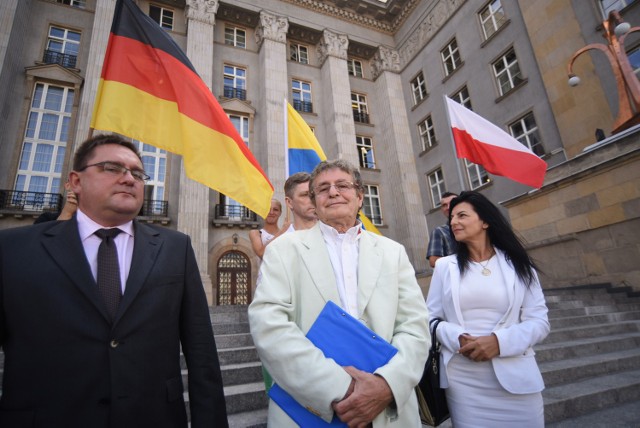 Dietmar Brehmer (w środku) jednak wystartuje w wyborach do Sejmu
