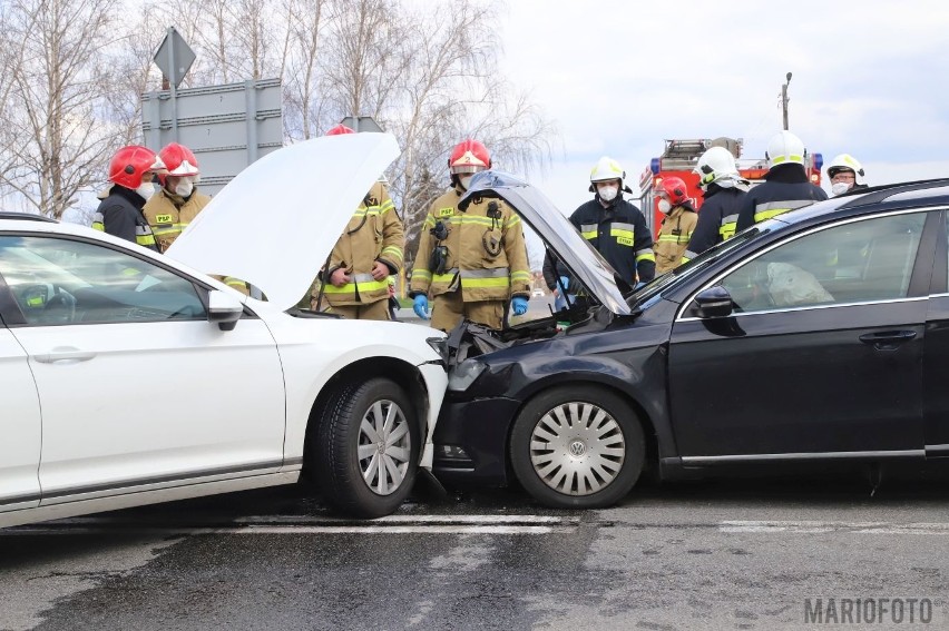 Zimnice Małe. Czołowe zderzenie dwóch samochodów na drodze...