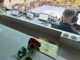 Pamiętamy o Pawle Kotwicy. Wspomnienie Final4 z Kolonii, czerwona róża przy tabliczce upamiętniającej dziennikarza Echa Dnia w Hali Legionów