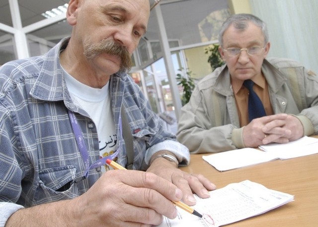 Czesław Jankowski (z lewej) i Stanisław Pawlak z nowymi wymiarami opłat.